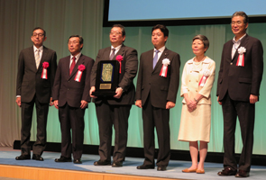 内閣府総理大臣賞受賞者による集合写真